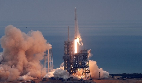Tên lửa Falcon 9 mang theo tàu chở hàng Dragon được phóng đi từ Trung tâm Vũ trụ Kennedy