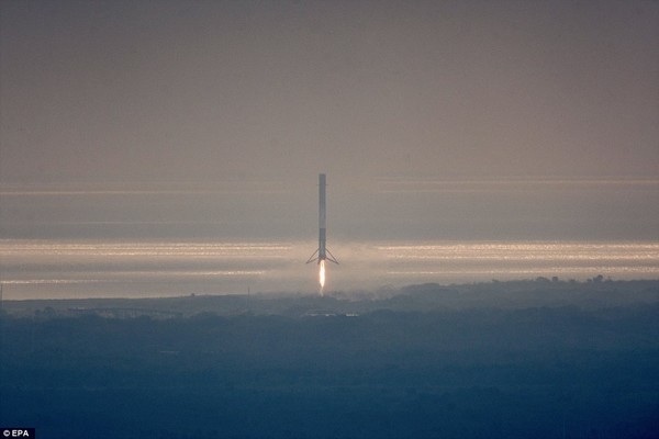 Tên lửa của SpaceX hạ cánh thành công xuống bề mặt phẳng sau khi phóng - 2 Tên lửa Falcon 9 quay trở về mặt đất sau khi đưa tàu Dragon lên quỹ đạo cần thiết