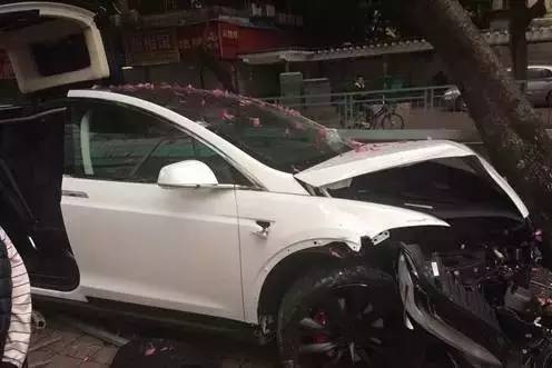 Nhân viên rửa xe đâm hỏng xe sang của khách - 7 Nhân viên rửa xe đâm hỏng xe sang của khách - 7