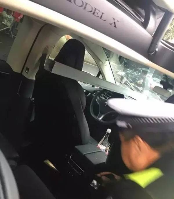 Nhân viên rửa xe đâm hỏng xe sang của khách - 5 Nhân viên rửa xe đâm hỏng xe sang của khách - 5
