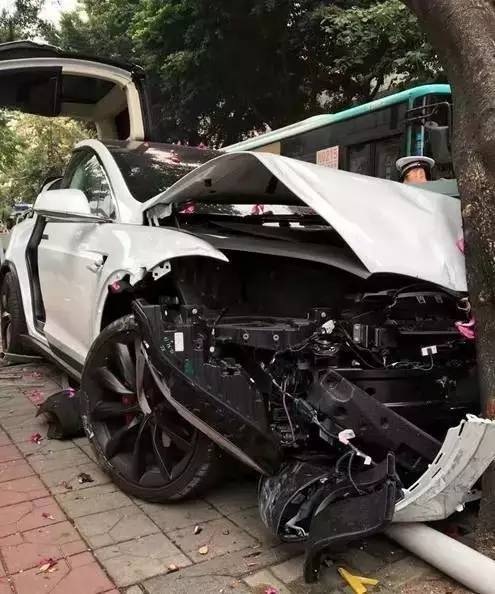 Nhân viên rửa xe đâm hỏng xe sang của khách - 3 Nhân viên rửa xe đâm hỏng xe sang của khách - 3