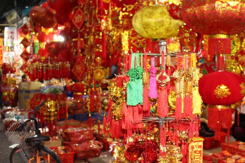 Ngắm sắc xuân về trên phố phường Hà Nội - 11
Các mặt hàng trang trí rất đa dạng, phong phú về chủng loại, số lượng, nhưng chủ yếu vẫn là sắc đỏ, vàng.