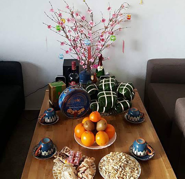 Tết ấm áp của người Việt Nam tại Đức - 11 Tết của người Việt Nam xa xứ cũng đầy đủ cành đào đỏ thắm, chiếc bánh chưng xanh, trà, mứt...