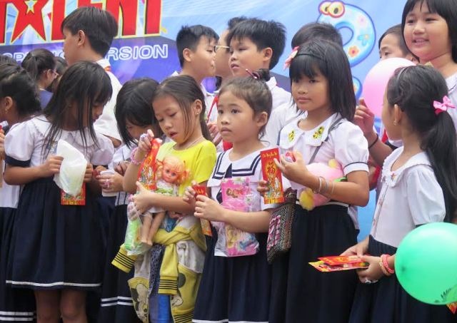 Tích cực chăm lo Tết cho nhà giáo - 2 Học trò nghèo từ một số trường nhận lì xì tết từ ngày hội của học trò Trường THCS Trần Văn Ơn, Q.1, TPHCM