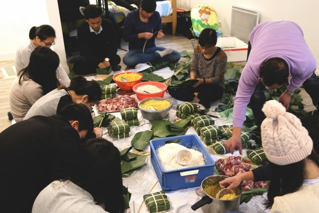 “Xách tay” nguyên liệu Việt, DHS Montpellier gói bánh chưng đón Tết muộn - 1
Du học sinh Việt tại Montpellier quây quần gói bánh chưng để nhớ hương vị Tết quê hương.