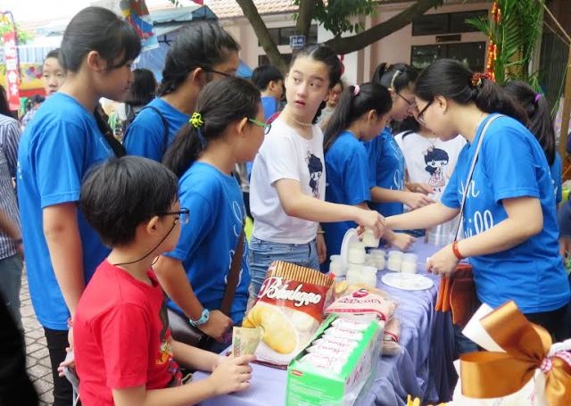 Tích cực chăm lo Tết cho nhà giáo - 1 Nhiều trường học ở TPHCM tổ chức ngày hội Xuân để quyên góp hỗ trợ giáo viên, nhân viên và học trò khó khăn