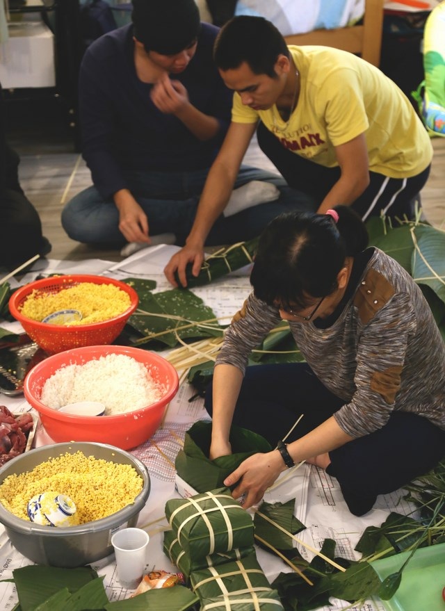 “Xách tay” nguyên liệu Việt, DHS Montpellier gói bánh chưng đón Tết muộn - 2
Nguyên liệu gói bánh đều được xách tay từ Việt Nam sang.