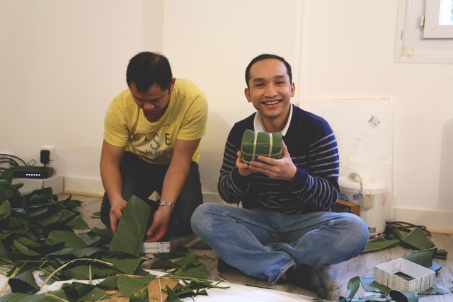 “Xách tay” nguyên liệu Việt, DHS Montpellier gói bánh chưng đón Tết muộn - 3
Nhiều du học sinh lần đầu tự tay gói bánh.