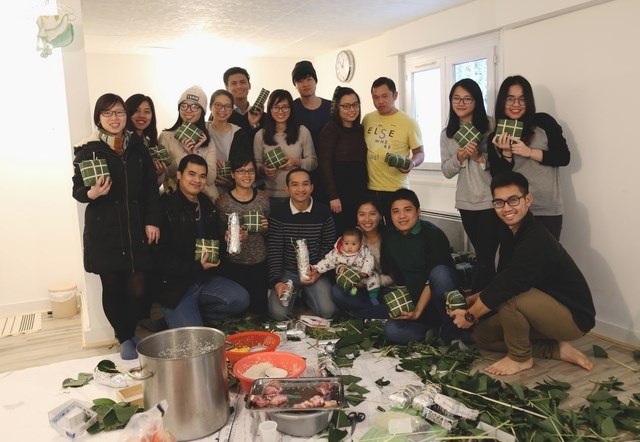 “Xách tay” nguyên liệu Việt, DHS Montpellier gói bánh chưng đón Tết muộn - 4
Chỉ trong chưa đầy 2 giờ đồng hồ, 100 chiếc bánh chưng vuông vức, xinh xắn đã hoàn thành.