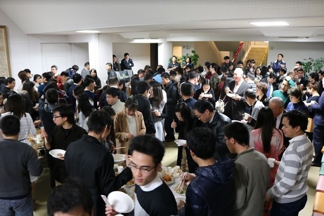Bạn trẻ Việt tụ họp bên mâm cỗ Tết tại Osaka - 6
Các du học sinh Việt tụ hội bên mâm cỗ Tết.