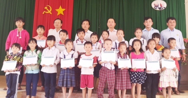 Học sinh nghèo Sóc Trăng, Bạc Liêu, Cà Mau nhận học bổng Grobest Việt Nam - 1
Học sinh Trường Tiểu học An Thạnh 3 (huyện Cù Lao Dung) nhận học bổng Grobest Việt Nam.