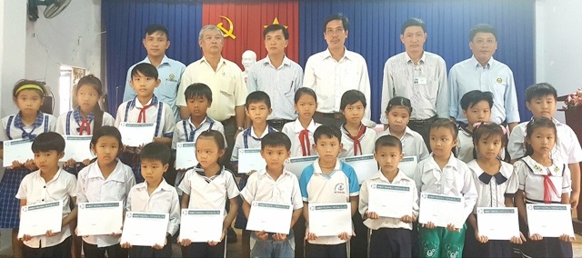 Học sinh nghèo Sóc Trăng, Bạc Liêu, Cà Mau nhận học bổng Grobest Việt Nam - 2 Các em học sinh Trường Tiểu học An Thạnh Đông (huyện Cù Lao Dung) nhận học bổng.