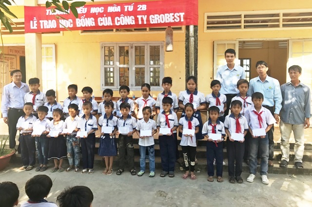 260 suất học bổng Grobest đến với học sinh nghèo Sóc Trăng - 5 Học sinh Trường Tiểu học Hòa Tú 2B nhận học bổng Grobest.