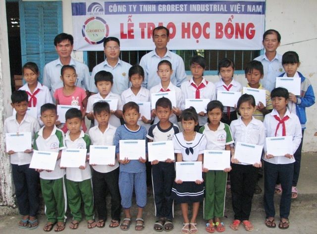 260 suất học bổng Grobest đến với học sinh nghèo Sóc Trăng - 8 Ông Đinh Xuân Lâm- Trưởng đại diện Công ty Grobest Việt Nam tại khu vực thị xã Vĩnh Châu cùng lãnh đạo trường trao học bổng cho học sinh Trường Tiểu học Lai Hòa 5.