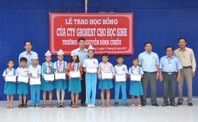 60 suất học bổng Grobest Việt Nam đến với học sinh Cà Mau, Bạc Liêu - 1 Học bổng của Công ty Grobest Việt Nam đến với học sinh nghèo của Trường Tiểu học Nguyễn Đình Chiểu (phường 8, TP Cà Mau).