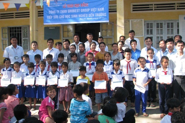 260 suất học bổng Grobest đến với học sinh nghèo Sóc Trăng - 6 Ông Nguyễn Văn Lâm- Trưởng đại diện Công ty Grobest Việt Nam tại huyện Mỹ Xuyên-Trần Đề-Cù Lao Dung (Sóc Trăng) cùng lãnh đạo nhà trường trao học bổng cho học sinh Trường Tiểu học Tham Đôn 4 (huyện Mỹ Xuyên).
