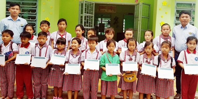 Học sinh nghèo Sóc Trăng, Bạc Liêu, Cà Mau nhận học bổng Grobest Việt Nam - 3 Đại diện Công ty Grobest tại Sóc Trăng trao học bổng cho học sinh Trường Tiểu học thị trấn Cù Lao Dung (huyện Cù Lao Dung).