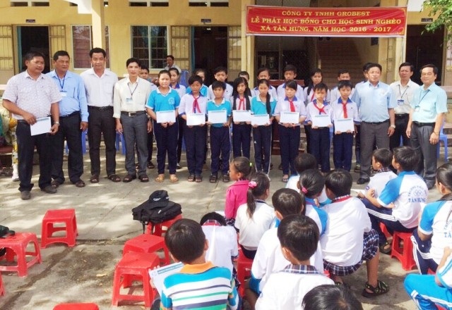 Học sinh nghèo Sóc Trăng, Bạc Liêu, Cà Mau nhận học bổng Grobest Việt Nam - 5 Các em học sinh Trường Tiểu học Tân Hưng 1 và Trường THCS Tân Hưng (huyện Cái Nước) nhận học bổng Grobest.