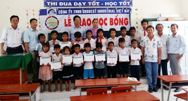 260 suất học bổng Grobest đến với học sinh nghèo Sóc Trăng - 14 Đại diện Công ty Grobest Việt Nam tại thị xã Vĩnh Châu và báo Dân trí trao học bổng cho học sinh Trường Tiểu học Vĩnh Hải 5.