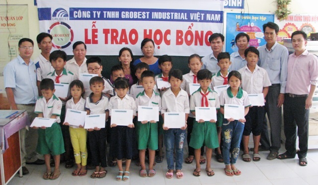 260 suất học bổng Grobest đến với học sinh nghèo Sóc Trăng - 11 Đại diện Công ty Grobest Việt Nam khu vực thị xã Vĩnh Châu-Sóc Trăng trao học bổng đến học sinh Trường Tiểu học Vĩnh Hiệp 1.