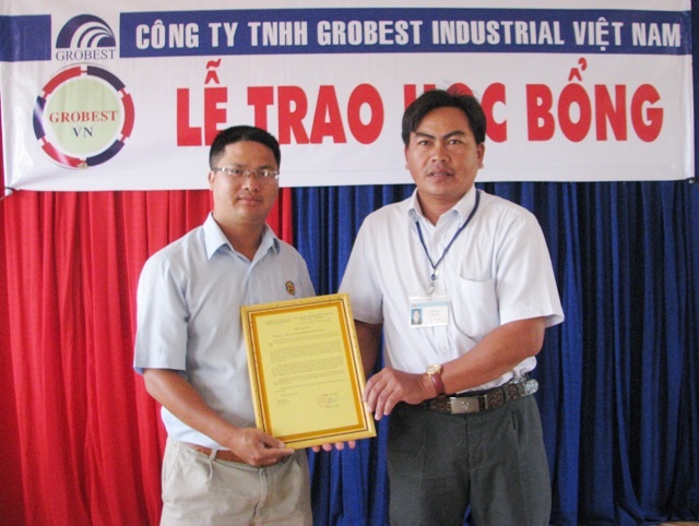 260 suất học bổng Grobest đến với học sinh nghèo Sóc Trăng - 10 Thầy Lâm Vũ Lam- Hiệu trưởng Trường Tiểu học Vĩnh Phước 1 (phải) trao Thư cám ơn đến ông Đinh Xuân Lâm- đại diện các nhà tài trợ học bổng.