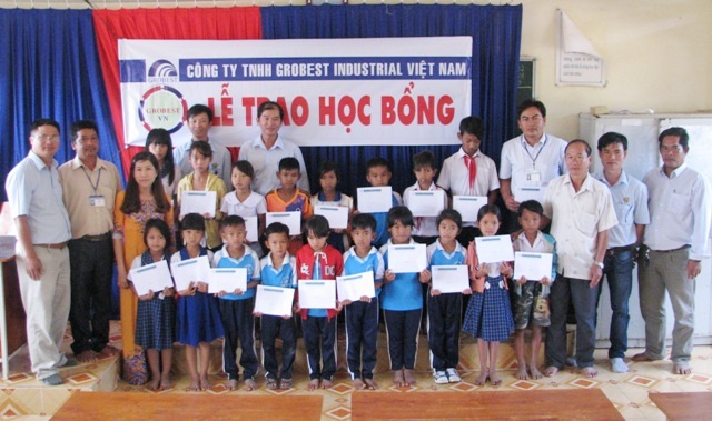 260 suất học bổng Grobest đến với học sinh nghèo Sóc Trăng - 9 Học sinh Trường Tiểu học Vĩnh Phước 1 (thị xã Vĩnh Châu) nhận học bổng Grobest.