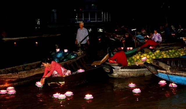 Cần Thơ: Đến Phong Điền đi chợ nổi, thưởng thức đặc sản - 3 Tái hiện chợ nổi trên sông kết hợp biểu diễn nghệ thuật đờn ca tài tử