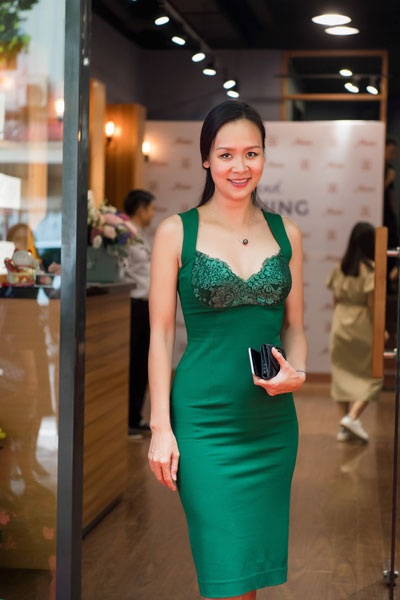 Hoa hậu Bảo Ngọc tới chúc mừng Ngọc Thạch.