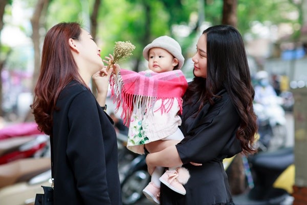 Ngắm vẻ xinh xắn của con gái Phan Như Thảo và đại gia Đức An - 2 Như Thảo chia sẻ, khi còn là cô gái độc thân thì chỉ quan tâm mình thích gì, muốn làm gì, muốn đi đâu, nuông chiều bản thân. Đến khi làm mẹ, trước khi làm gì cô đều nghĩ đến con. Thảo nói, con là ưu tiên số 1, đến ốm cũng không dám ốm vì sợ không ai chăm con hoặc lây cho con. “Như trước kia, Thảo rất ghét uống thuốc, bệnh là để cho tự khỏi. Bây giờ chỉ cần hơi chớm là lo đi tìm thuốc uống ngay. Không phải chỉ vì mình mà là vì con”, cô tâm sự.