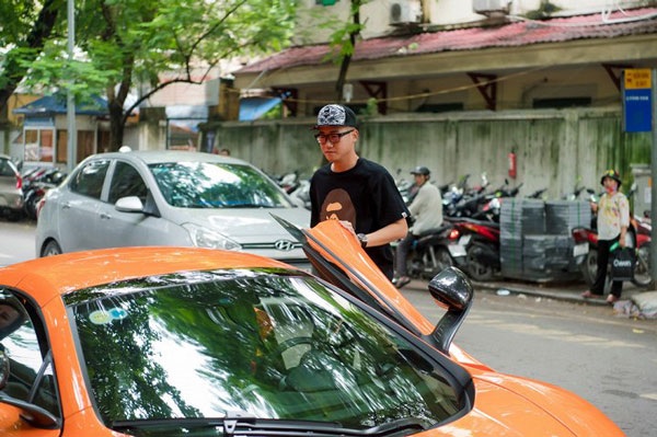 Ông xã Ngọc Thạch lái siêu xe đến chúc mừng vợ. Hai bố con đầy chất chơi với trang phục đồng điệu và đi siêu xe đến để góp mặt trong ngày vui của Ngọc Thạch.