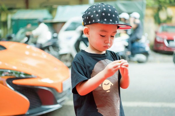 Ông xã và con trai của siêu mẫu thu hút nhiều sự chú ý.