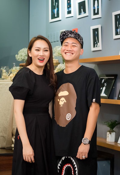 Tháng 9/2013, Ngọc Thạch khiến dư luận chú ý khi kết hôn với doanh nhân Đỗ Bình Dương.