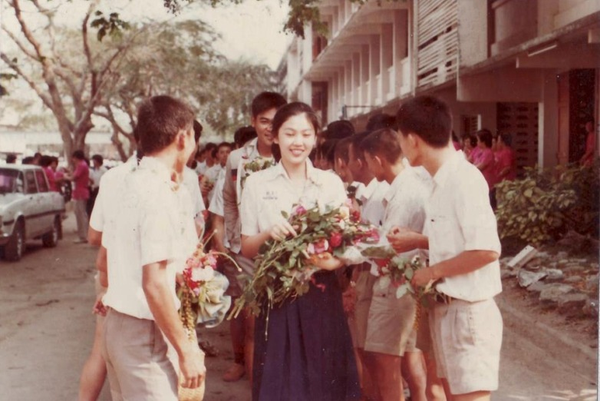 Cuộc đời thăng trầm của cựu Thủ tướng Thái Lan Yingluck - 1
Bà Yingluck Shinawatra sinh ngày 21/6/1967 trong một gia đình giàu có và quyền lực bậc nhất ở Chiang Mai, Thái Lan. Bà là con út trong gia đình có 9 anh chị em, trong đó có cựu Thủ tướng Thái Lan Thaksin Shinawatra. Ngay từ khi còn là học sinh phổ thông, bà Yingluck đã gây chú ý với vẻ đẹp nổi bật. (Nguồn: Amazing Thailand)