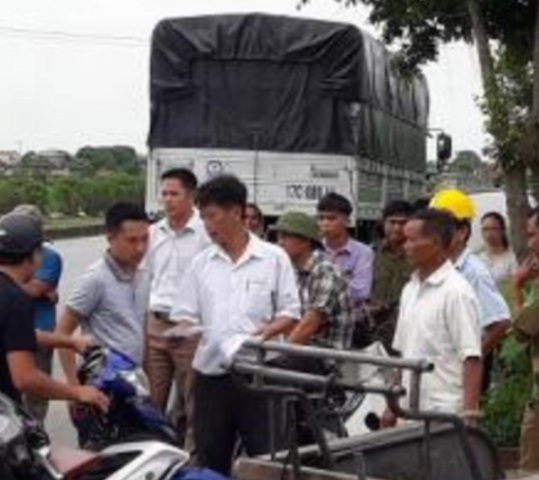 Bị cán bộ yêu cầu dừng xây nhà, chủ nhà phản ứng bằng... dao - 1 Cơ quan chức năng vận động ông Trung về cơ quan làm việc làm rõ sự việc