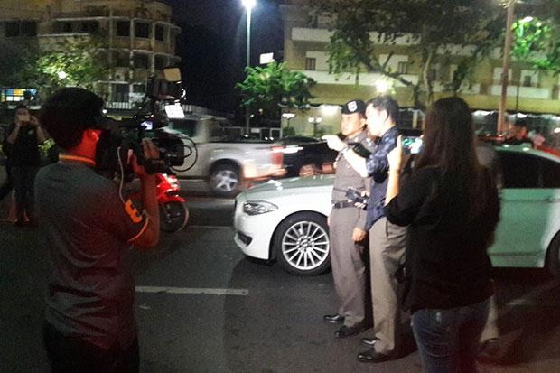 Nổ bom tại Thái Lan trước ngày hiến pháp mới có hiệu lực - 1 Cảnh sát Thái Lan có mặt tại hiện trường vụ nổ (Ảnh: Bangkok Post)