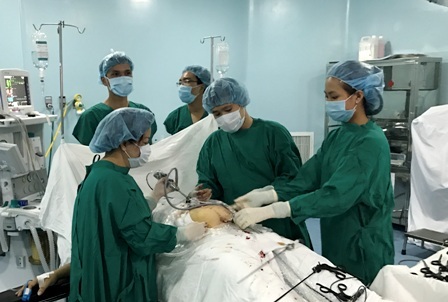 Bệnh nhân vỡ thai ngoài tử cung được cứu sống ngoạn mục - 1 Nữ bệnh nhân đã được thực hiện phương pháp nội soi cắt ống dẫn trứng và khối thai