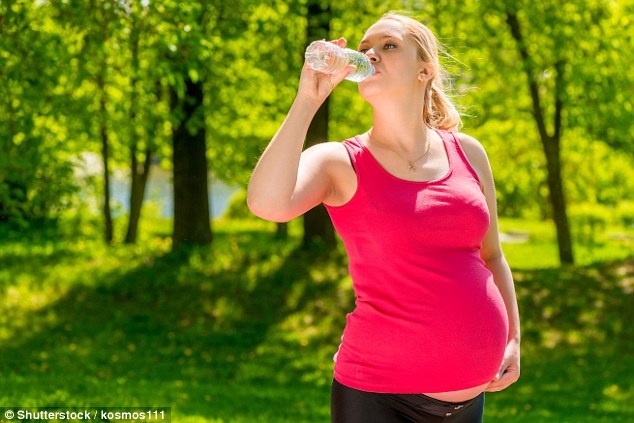 
Uống nước bằng chai nhựa khi mang thai sẽ làm tăng nguy cơ con sinh ra bị béo phì
