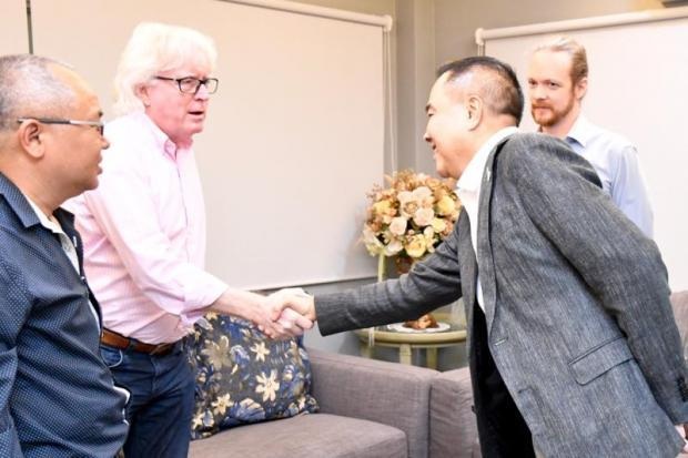 HLV từng dự World Cup là ứng viên số 1 dẫn dắt tuyển Thái Lan - 1 HLV Schaefer có buổi nói chuyện với chủ tịch FAT Somyot Poompunmuang