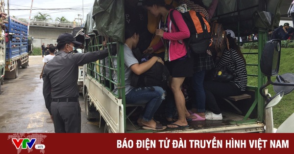 Vì sao lao động nước ngoài tại Thái Lan ồ ạt về nước? - 1
Lao động nhập cư rời Thái Lan, ngày 3/7. (Ảnh: AP)