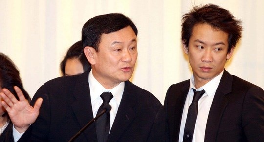 Con trai cựu Thủ tướng Thái Lan bị khởi tố tội rửa tiền - 1
Cựu Thủ tướng Thái Lan Thaksin Shinawatra (trái) và con trai Panthongtae Shinawatra. Ảnh: The Nation/NLĐ