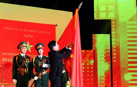 Thành phố Thái Nguyên đón nhận Huân chương Lao động hạng Nhất - 3
Thừa ủy quyền của Chủ tịch nước, Phó Thủ tướng Chính phủ Phạm Bình Minh gắn Huân chương Lao động hạng Nhất lên Cờ truyền thống của TP Thái Nguyên.