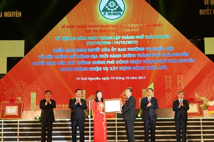 Thành phố Thái Nguyên đón nhận Huân chương Lao động hạng Nhất - 1
Lãnh đạo TP Thái Nguyên đón nhận Nghị quyết số 422/NQ-UBTVQH14 của Ủy ban Thường vụ Quốc hội về việc điều chỉnh mở rộng địa giới hành chính TP Thái Nguyên và thành lập 2 phường thuộc thành phố.