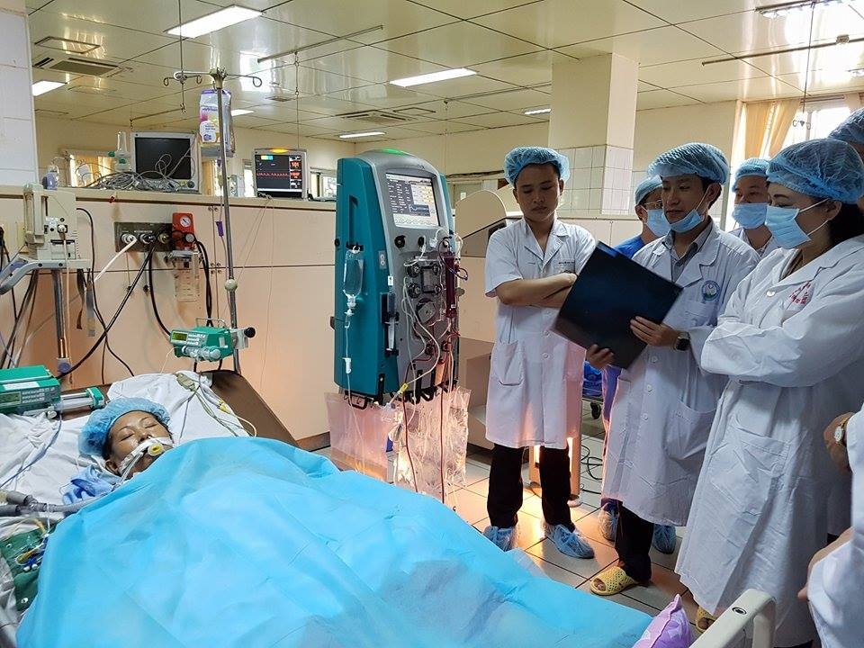 Bộ trưởng Y tế thắp hương, nói lời xin lỗi nạn nhân vụ sốc chạy thận - 3 Bộ trưởng Bộ Y tế đến BV Đa khoa tỉnh Hòa Bình thăm nữ bệnh nhân 45 tuổi đang trong tình trạng nặng phải hồi sức tích cực.