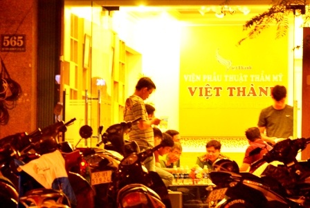 Vụ người đàn ông Mỹ tử vong: Đi làm đẹp trúng cơ sở phẫu thuật chui - 1 Cơ quan chức năng tiến hành điều tra tại phòng khám sau khi người bệnh tử vong (ảnh: Đình Thảo)