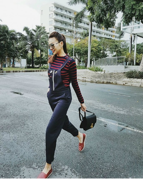 Hồ Ngọc Hà ăn tối cùng chồng cũ; Đan Trường, Lam Trường trổ tài chăm con - 5 Thanh Hằng tung ảnh khác trong trang phục nhí nhảnh, dòng trạng thái hài hước: Đây là Thanh Hường, em gái của Thanh Hằng.