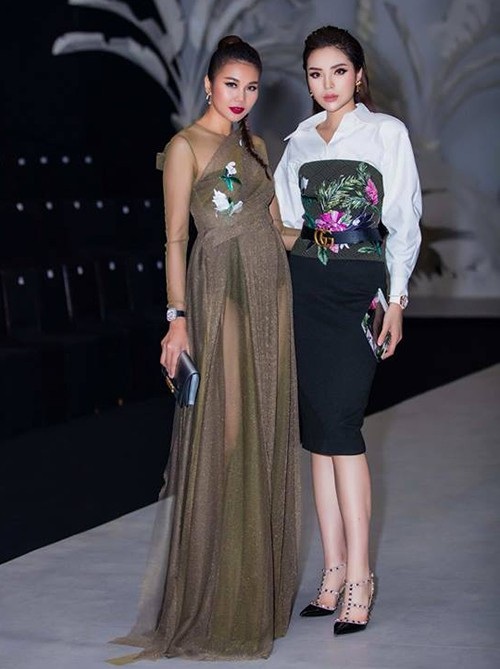 Công Vinh khoe ảnh con gái đã lớn; Đặng Thu Thảo khoe ảnh "tự sướng" - 10 Thanh Hằng và hoa hậu Kỳ Duyên đọ sắc trong một chương trình thời trang tại Hà Nội. Thần thái của hoa hậu Việt Nam 2014 vô cùng tự tin và cũng không thua kém đàn chị.