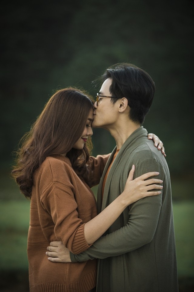 Thực hư chuyện tình đồng giới giữa siêu mẫu Thanh Hằng với Á quân The Face - 14 Ngoài những tin đồn về tình yêu đồng giới, Thanh Hằng còn dính tin đồn tình cảm với người yêu màn ảnh Hà Anh Tuấn, đặc biệt là khi cô đóng chung MV với nam ca sĩ điển trai, lịch lãm này. Cô từng khẳng định rằng nếu một ngày giữa cô và Hà Anh Tuấn có tình cảm với nhau thì không có gì là khủng khiếp cả. “Giữa chúng tôi luôn tồn tại một tình bạn. Trong cuộc sống, có những mối quan hệ chỉ cần bước thêm một bước nữa sẽ mất luôn cả tình bạn. Tôi nắm chắc được điều đó nên luôn giữ mối quan hệ với Hà Anh Tuấn ở mức bạn bè”, Thanh Hằng nói.