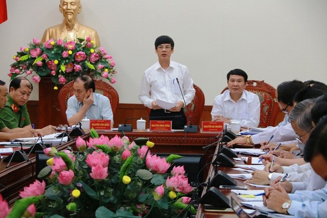 
Chính quyền tỉnh Thanh Hóa xử lý vụ 1 thửa đất cấp 4 sổ đỏ kiểu bao biện, có dấu hiệu bao che cho việc làm sai trái của cán bộ thành phố Thanh Hóa, quyết đẩy gia đình ông Chung ra tòa tìm công lý.
