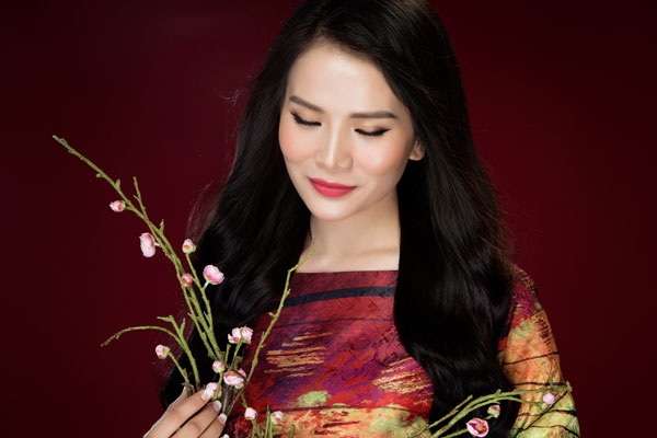 Ca sĩ Thành Lê đẹp ấn tượng với áo dài đón xuân - 10 Không lâu nữa, Thành Lê sẽ tri ân khỏag thời gian 10 năm ca hát với khán giả bằng một đêm nhạc ngọt ngào, ân tình....