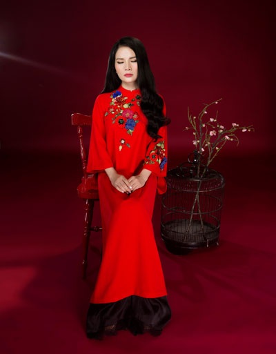Ca sĩ Thành Lê đẹp ấn tượng với áo dài đón xuân - 2 Để ghi dấu sự kiện này, ca sĩ Thành Lê chụp bộ ảnh ấn tượng với nhiều trang phục áo dài thêu hoa tay vừa truyền thống vừa lạ mắt.
